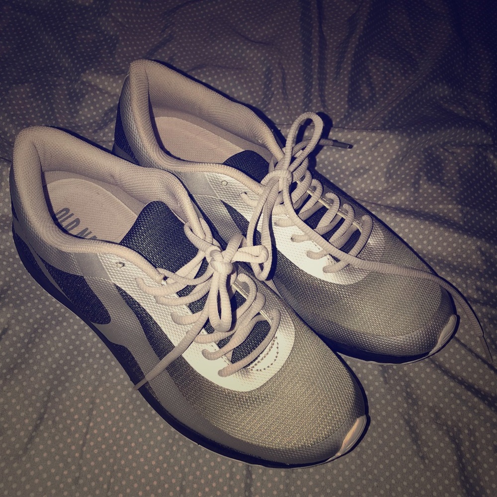 Athletic shoes